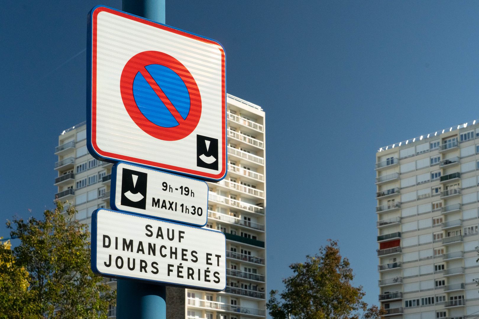 Début de zone à stationnement à durée limitée, contrôlé par disque