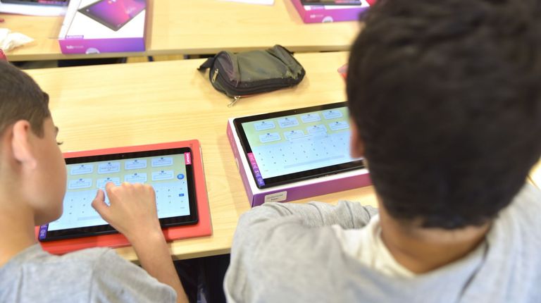 Comment les enfants lisent-ils une histoire sur une tablette numérique ?