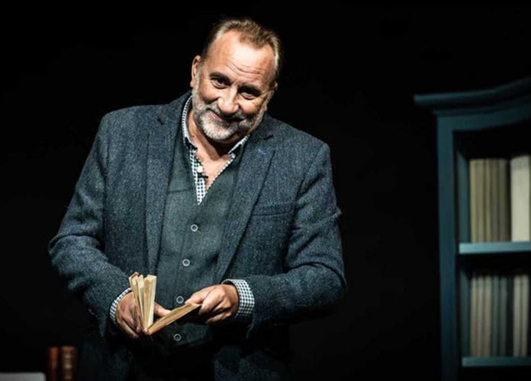 Antoine Duléry lit entre les lignes